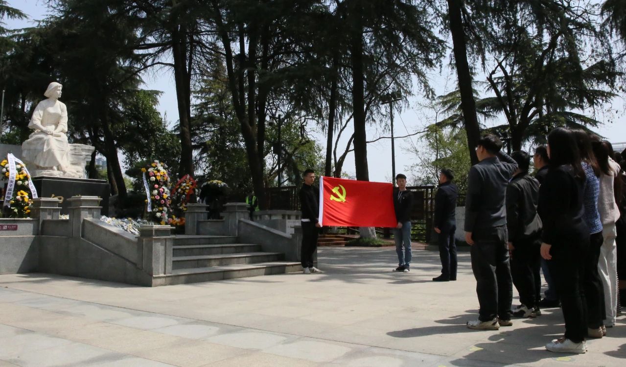 緬懷革命先烈 賡續(xù)紅色精神丨人福醫(yī)藥集團(tuán)黨委組織開(kāi)展清明祭掃主題活動(dòng)