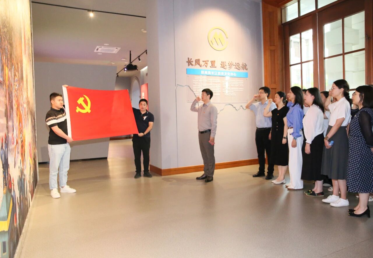 人福醫(yī)藥組織黨員代表赴招商局長(zhǎng)江歷史文化中心開(kāi)展主題黨日活動(dòng)